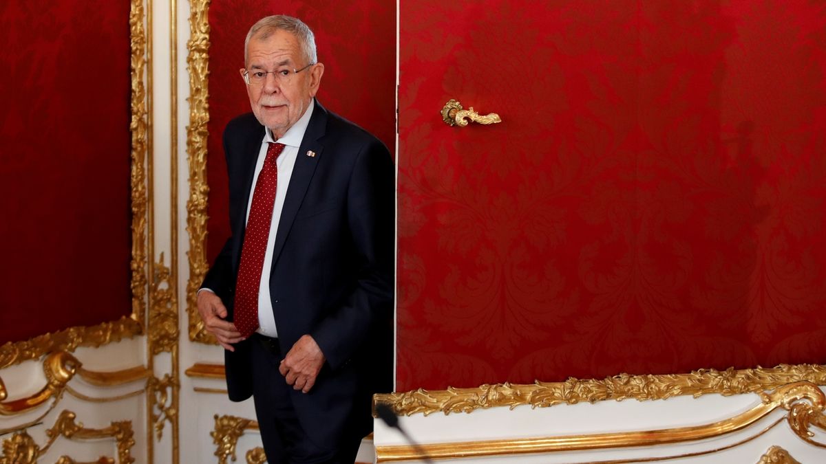 Rakouský prezident uklouzl na túře, má otřes mozku